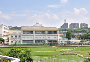 荏田小学校(約350m)